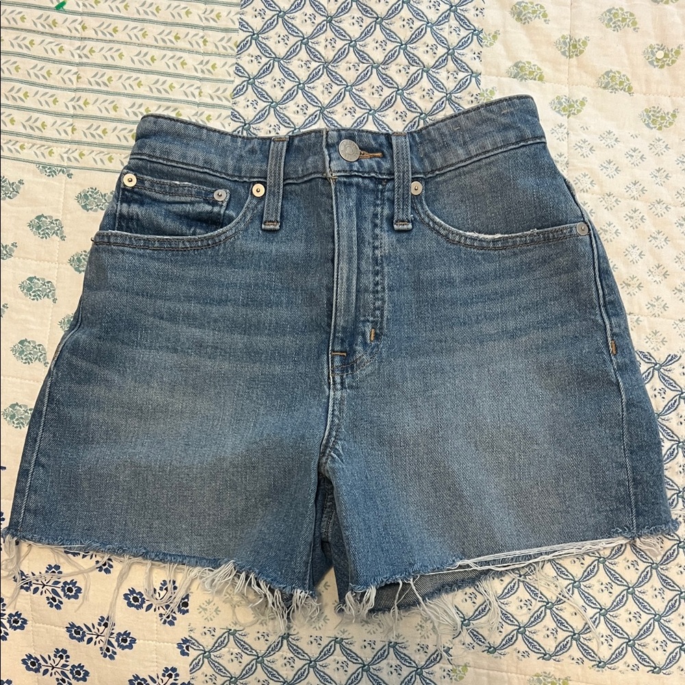 Madewell curvy high rise denim shorts size 24